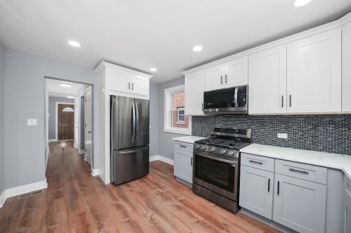 8247 Oglesby Ave, Chicago IL  60617-1927 exterior