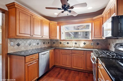 224 Highland Ave, Elmhurst IL 60126-2557 exterior