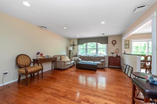 30 Lincoln Ave, Huntington Station, NY 11746-6460