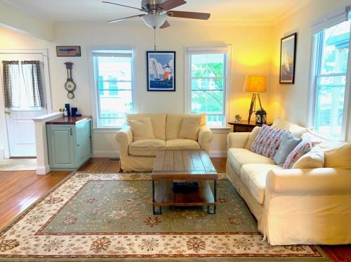 12 Homer St, Middletown, RI 02840-1612