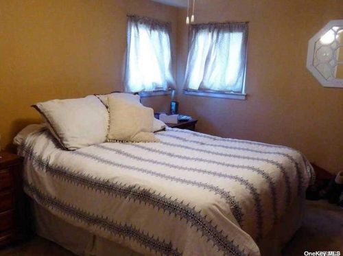 752 Turf Rd, Valley Stream NY  11581-3506 exterior