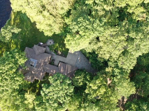 300 Cir Dr, Meskegon MI 49445-2712 exterior