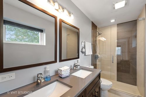 6912 Minnetonka Ave, Chicago IL 60646-1517 exterior