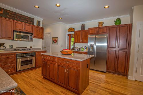 47 Fairwynds Dr, Lenox MA 01240-2729 exterior