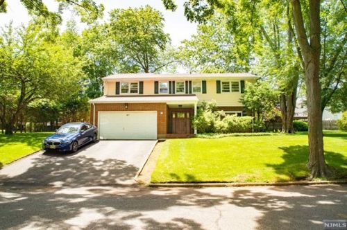 87 Stewart St, Demarest, NJ 07627-1418