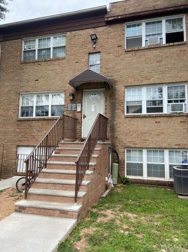 363 College Dr, Edison NJ 08817-5955 exterior