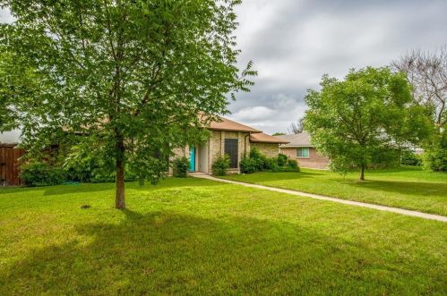 8722 County View Rd, Dallas, TX 75249-1030
