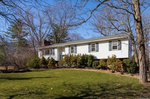 5 Manor Dr, Poughkeepsie, NY 12603-3712