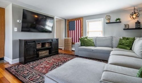 18 Hingston St, Peabody MA 01960-5825 exterior