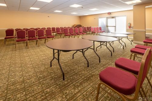 306 Regency Pl, Woodbridge NJ 07095-1036 exterior