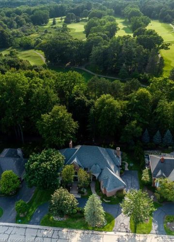 3586 Walnut Brk Dr, Rochester MI 48309-4065 exterior