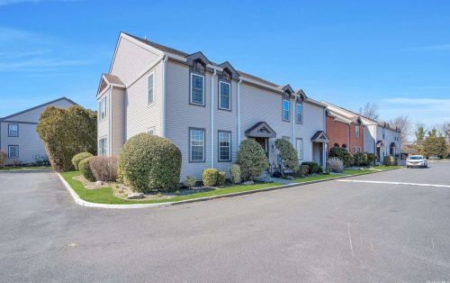 1 Greenmeadow Dr, Babylon, NY 11702-2300