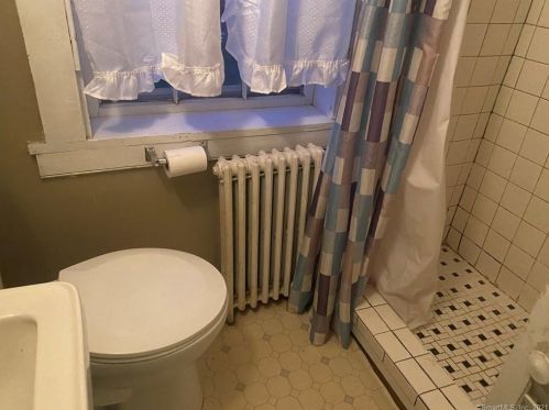 117 Maple St, Hartford CT 06109-3721 exterior