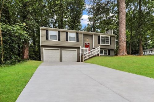 5301 Winslow Xing, Lithonia GA  30038-1146 exterior