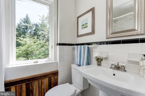 3912 Blackthorn St, Bethesda MD 20815-5056 exterior