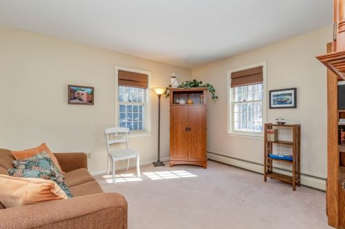 4 Hampshire Dr, Concord NH 03301-5914 exterior