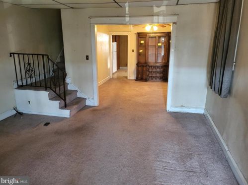 7142 Ditman St, Philadelphia, PA 19135-1211