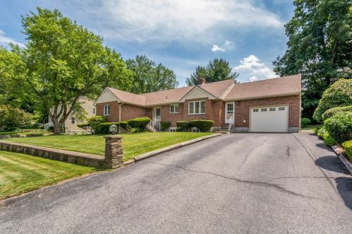 26 Modoc St, Worcester, MA 01604-1966