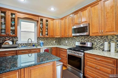 35 Hilliard Ave, Edgewater NJ 07020-1256 exterior