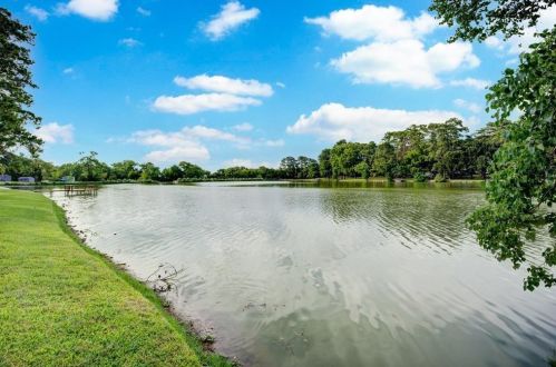 1372 Pine Lake Cir, Montgomery TX  77316-2711 exterior