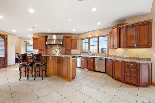 2384 Pebble Crk Dr, Rochester MI 48363-2228 exterior