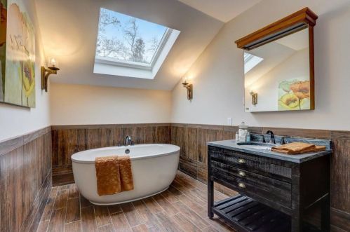 6990 Barnett Ln, Milwaukee WI 53217-3606 exterior