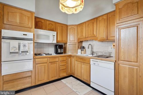 8655 Agusta St, Philadelphia PA 19152-1104 exterior