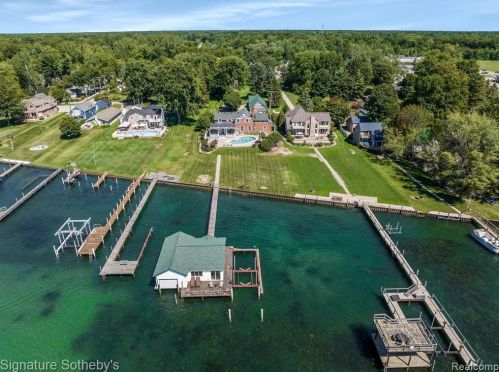 2703 Pointe Tremble Rd, Algonac MI 48001-4255 exterior