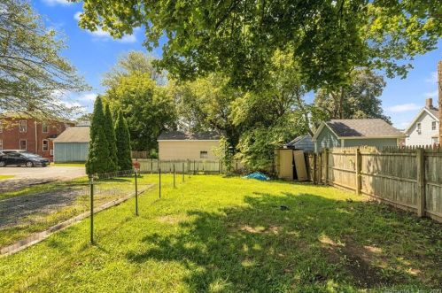 22 Chestnut St, Windsor Locks CT 06096-1802 exterior