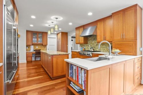 231 Bayberry Ln, Westport CT 06880-4026 exterior