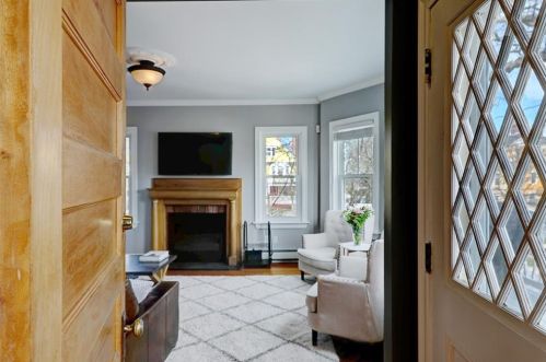 81 Larch St, Providence, RI 02906-2617