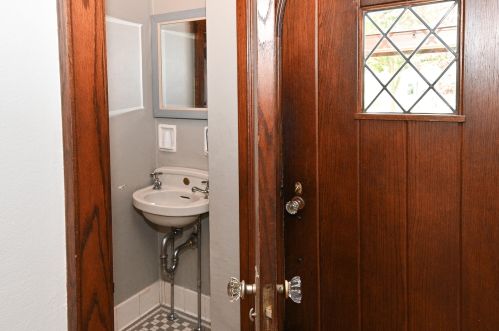 5040 Shoreland Ave, Milwaukee WI  53217-5539 exterior