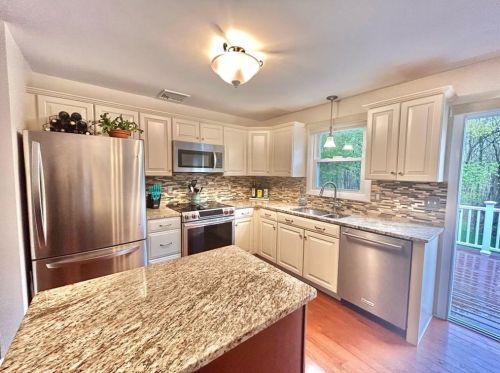 16 Mckinley St, Providence, RI 02907-3622