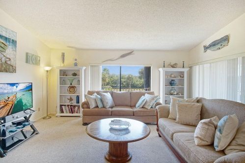 3209 Lakeview Cir, Fort Pierce, FL 34949-8857