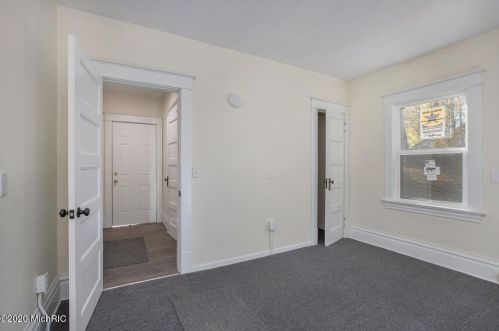 1033 Fenimore Ave, Kalamazoo MI 49048-2028 exterior