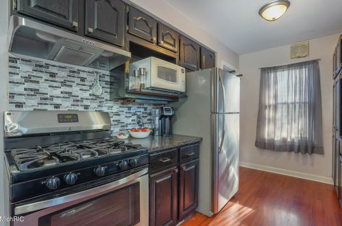 1148 Aberdeen St, Grand Rapids MI 49505-3822 exterior