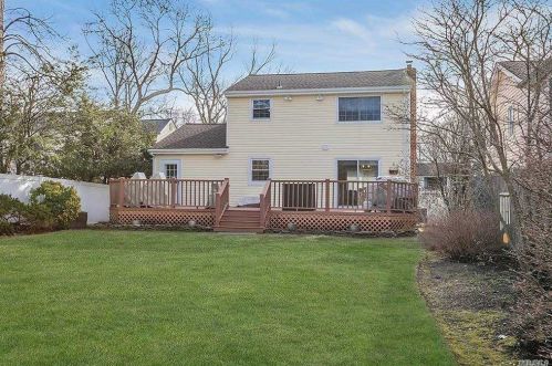 11 Locust Pl, Huntington Station NY 11746-4233 exterior