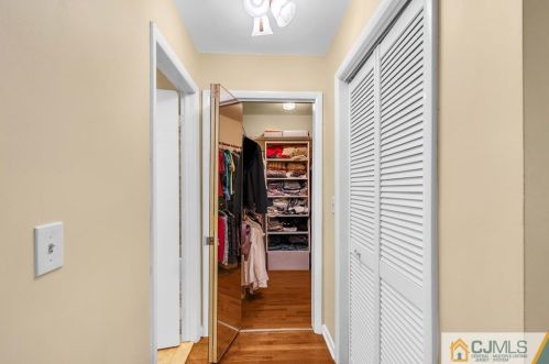 73 Laurel Holw Ct, Edison NJ 08820-1043 exterior