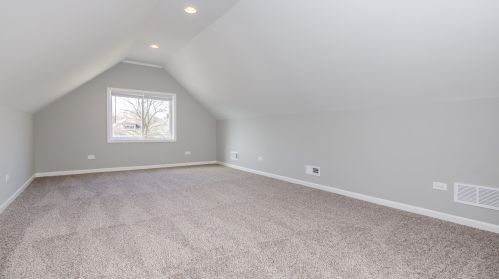 8455 Kingston Ave, Chicago IL 60617-1912 exterior