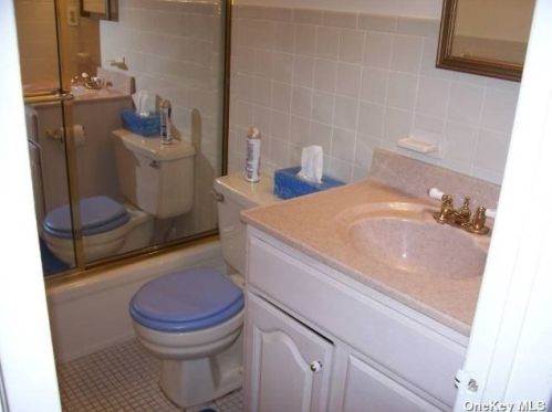 446 Corona Ave, Valley Stream NY 11580-2663 exterior