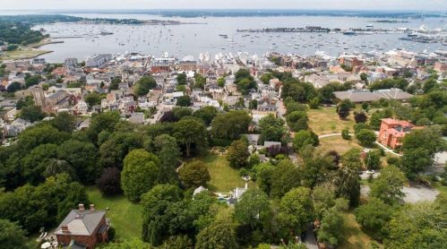 31 Bowery St, Middletown RI 02840-3560 exterior