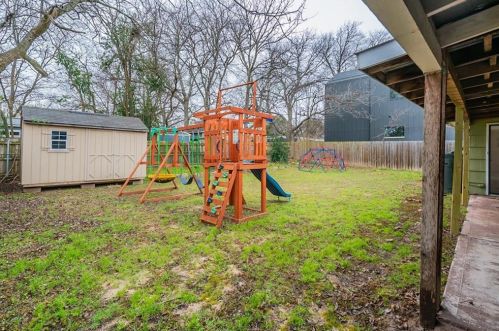 2001 Alguno Rd, Austin TX 78757-3223 exterior