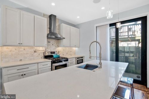 2011 Brown St, Philadelphia PA 19123-2256 exterior