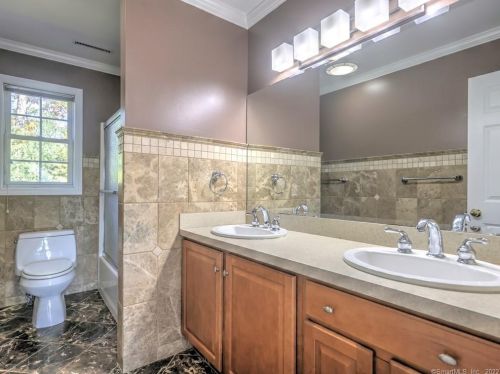 2 Dogwood Ln, Wallingford CT 06492-1953 exterior