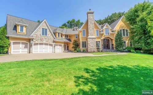 7 Blossom Ln, Mahwah, NJ 07430-3281