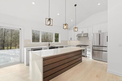 37 Walnut Hill Rd, Ridgefield CT  06877-2906 exterior