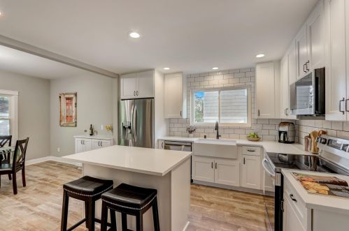 602 61st St, Milwaukee, WI 53213-4168