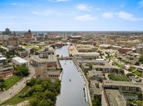 2001 Booth St, Milwaukee WI 53212-3403 exterior