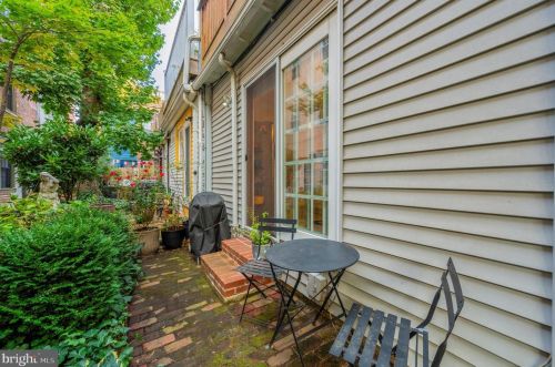 330 Camac St, Philadelphia PA 19107-5926 exterior