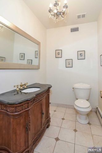 176 Chestnut St, Demarest NJ 07627-1035 exterior